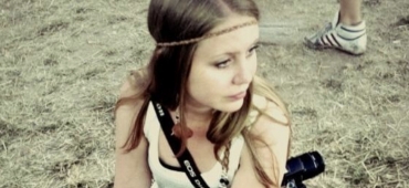 Suria auf der Wiese mit Kamera